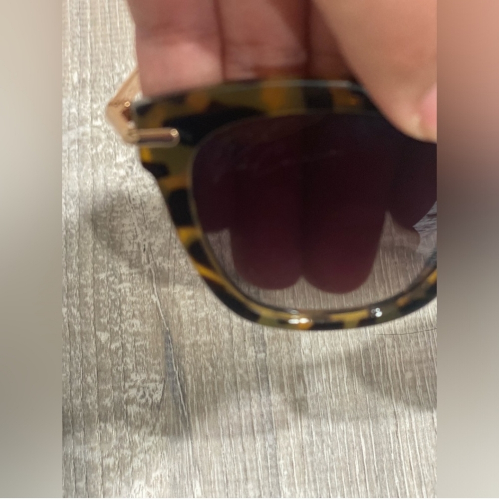 Vince Camuto Cat eye Leopard Print Sunglasses - Like New - Picture 3 of 6